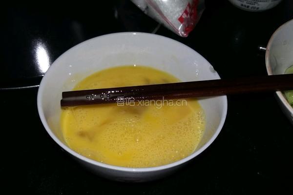 黄瓜炒鸡蛋汤的做法图解1
