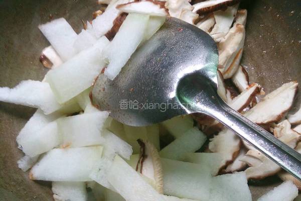 香菇炒冬瓜片的做法图解4