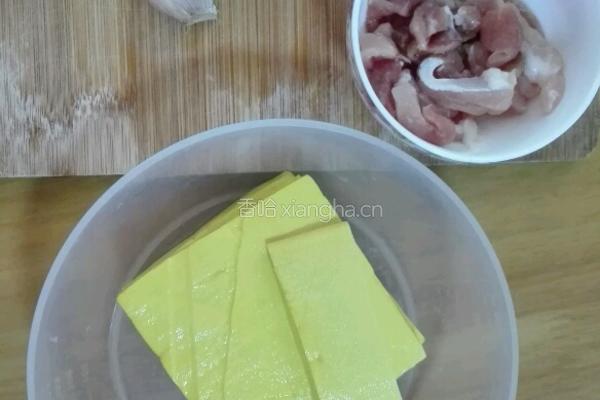 青椒肉丝炒豆腐的做法图解1