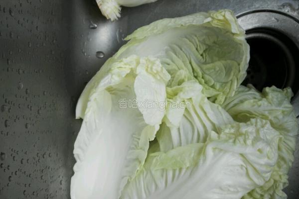 五花咸肉蒸白菜的做法图解1