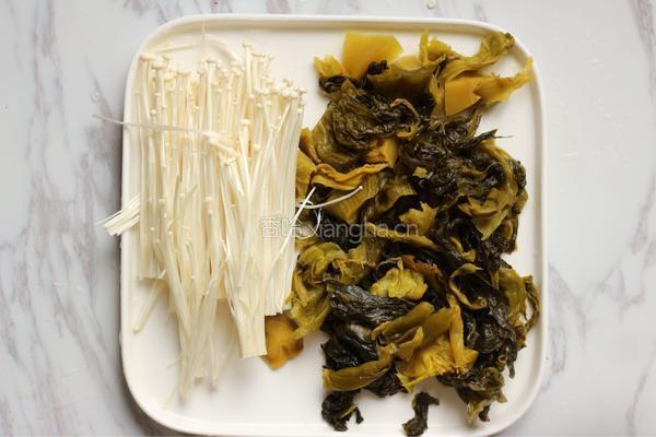 酸汤金针肥牛的做法图解1
