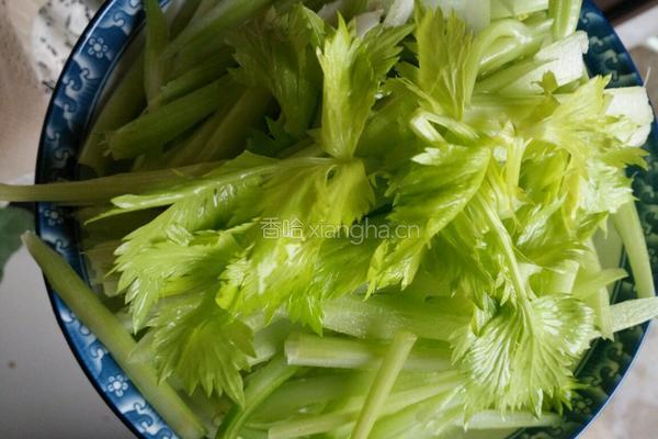 芹菜炒豆干的做法图解2