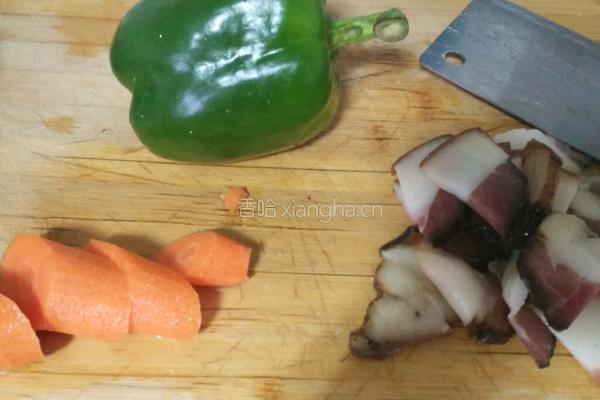 腊肉炒青椒的做法图解1