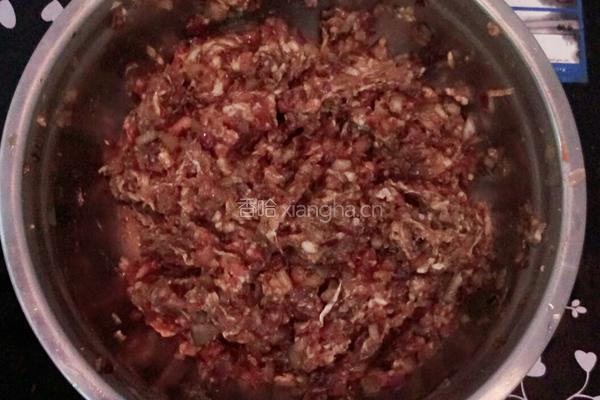 青椒胡萝卜肉馅饺子的做法图解1