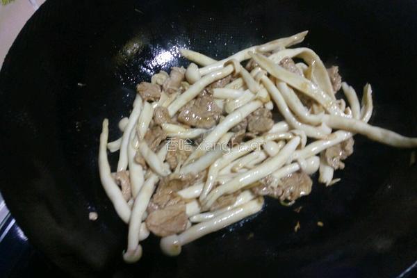 海鲜菇炒肉的做法图解9