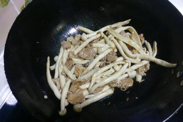 海鲜菇炒肉的做法图解10