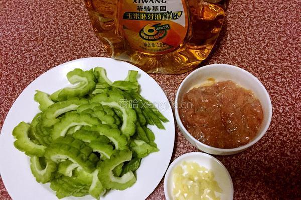 苦瓜炒肉的做法图解1