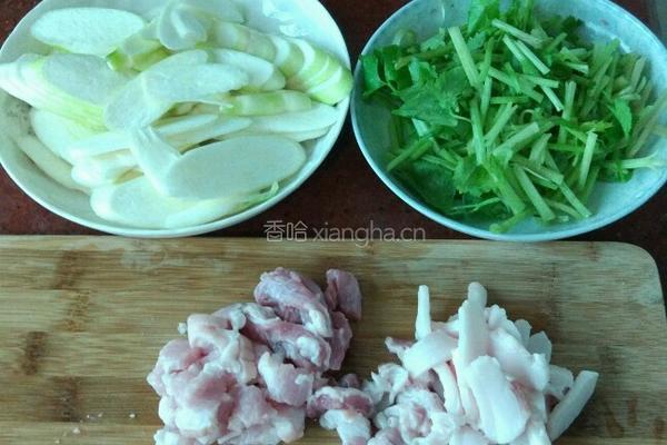 茭白炒肉的做法图解2
