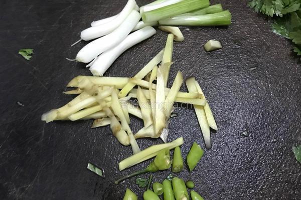 闷罗非鱼的做法图解3