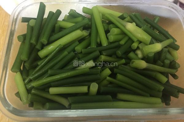 蒜苔炒鱿鱼的做法图解1