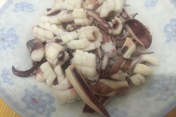 蒜苔炒鱿鱼的做法图解2