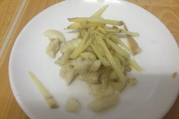 蒜苔炒鱿鱼的做法图解3