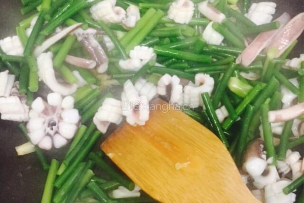 蒜苔炒鱿鱼的做法图解5