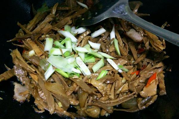 腊肉炒笋干的做法图解12