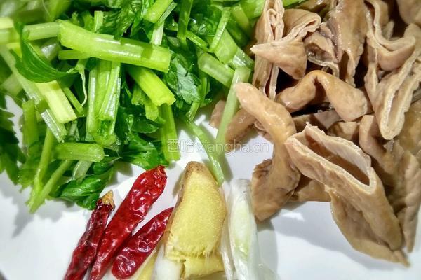 芹菜炒肥肠的做法图解1