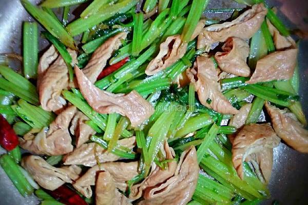 芹菜炒肥肠的做法图解4