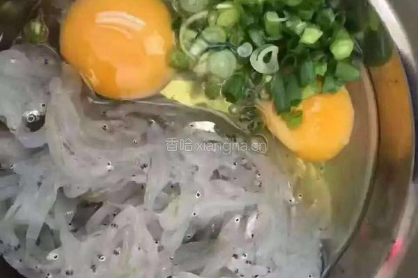 银鱼煎蛋的做法图解2
