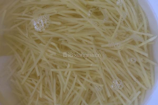 尖椒土豆丝的做法图解1