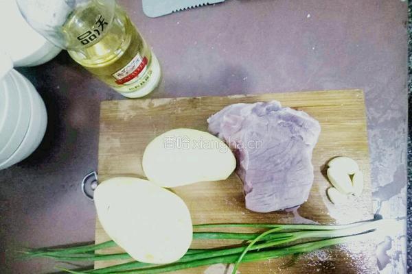 核桃油土豆烧肉的做法图解1