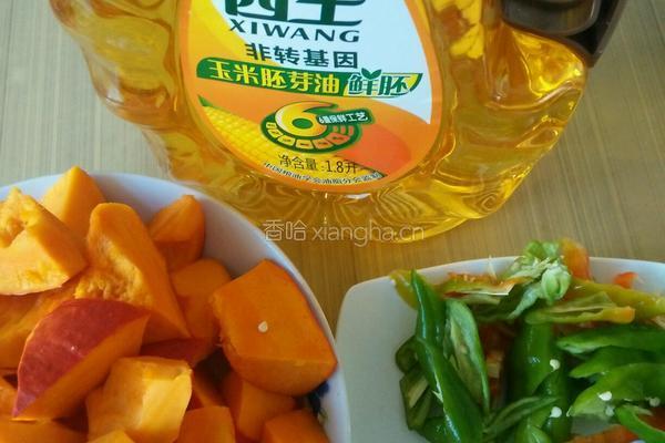 酱香南瓜炖土豆的做法图解1