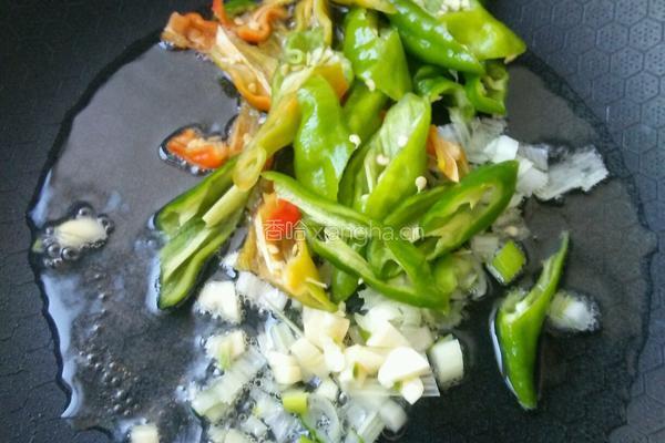 酱香南瓜炖土豆的做法图解2