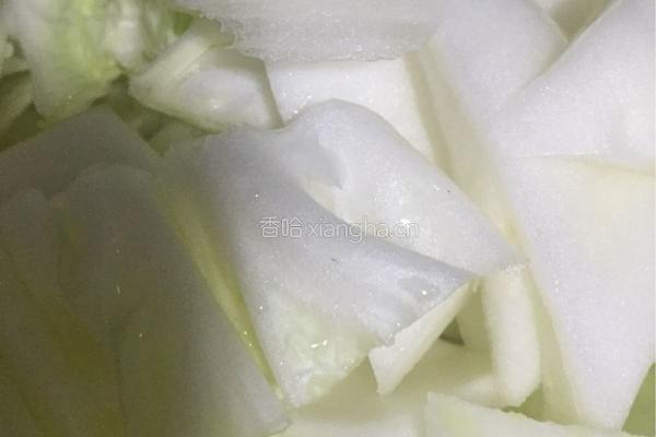 白菜炖豆腐粉条的做法图解1