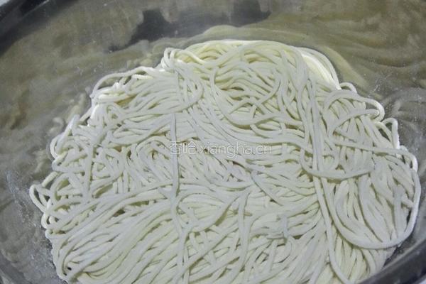 蔬菜炒面的做法图解1
