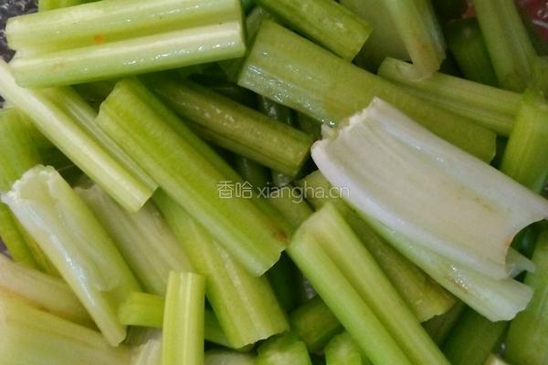 番茄炒芹菜的做法图解1