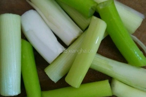 番茄炒芹菜的做法图解3