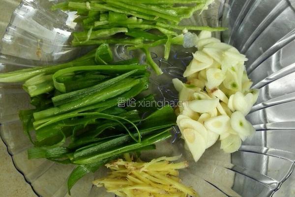 猪肉炒香菇的做法图解2