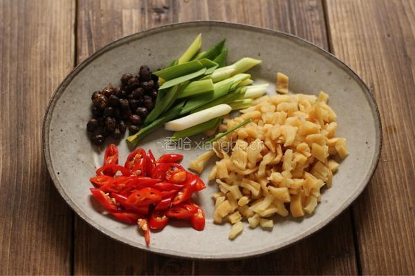 萝卜干炒腊肉的做法图解5