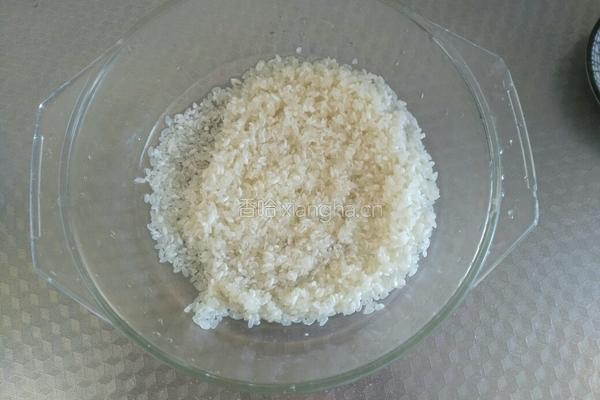 砂锅大米绿豆煲的做法图解1
