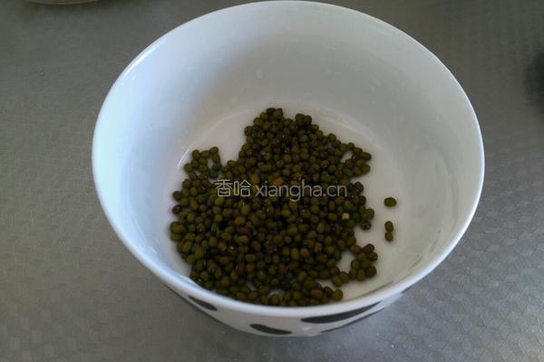 砂锅大米绿豆煲的做法图解2