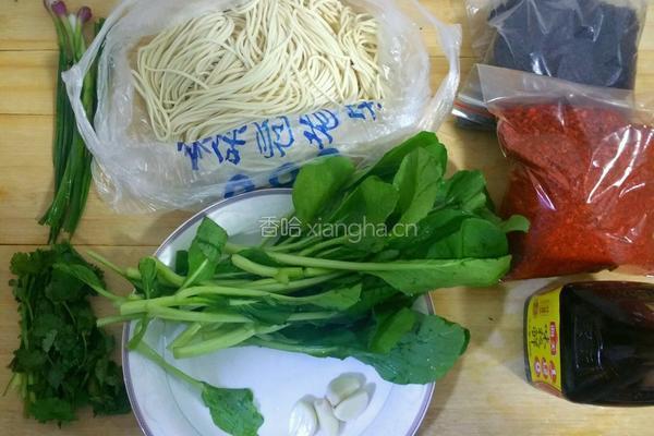 油泼细面的做法图解1