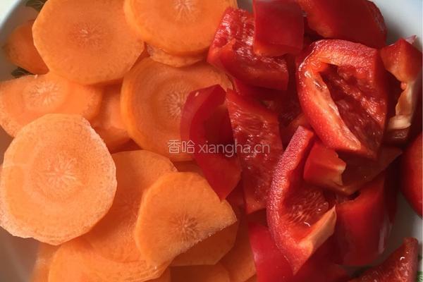 胡萝卜红椒炒肉的做法图解1