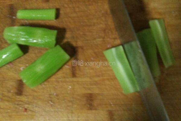大蒜牛肉丝焖翡翠莴苣的做法图解2