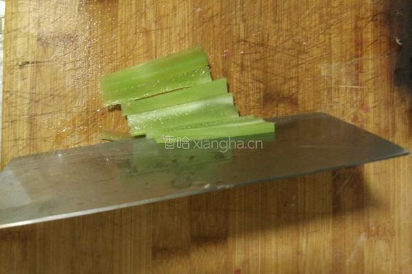 大蒜牛肉丝焖翡翠莴苣的做法图解3
