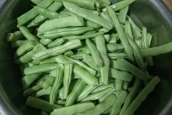 鸡蛋豆角焖面的做法图解1
