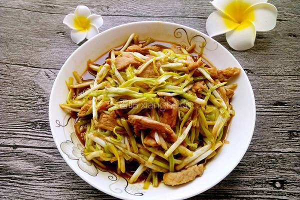 蒜黄炒肉的做法图解8