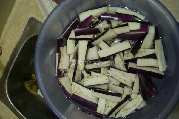 红烧茄子煲的做法图解1