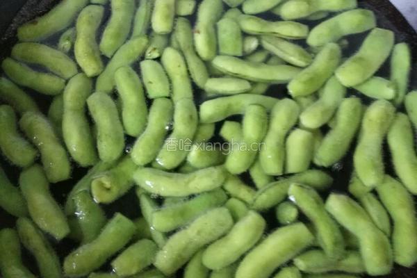 盐水毛豆的做法图解1