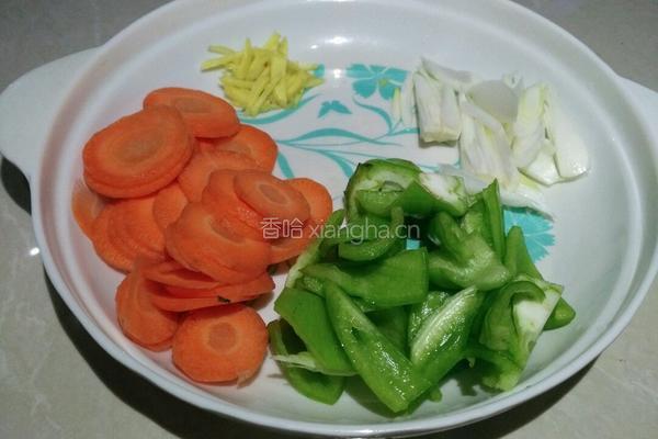 胡萝卜圈炒肉的做法图解2
