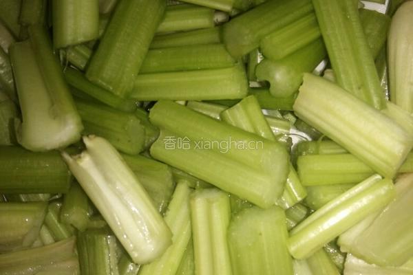 芹菜炒香肠的做法图解1
