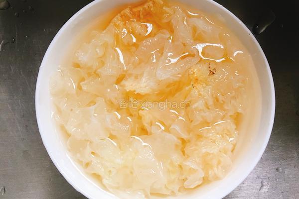 桂圆莲子银耳羹的做法图解1