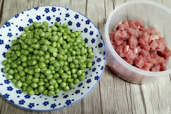 鲜豌豆猪肉粒的做法图解1