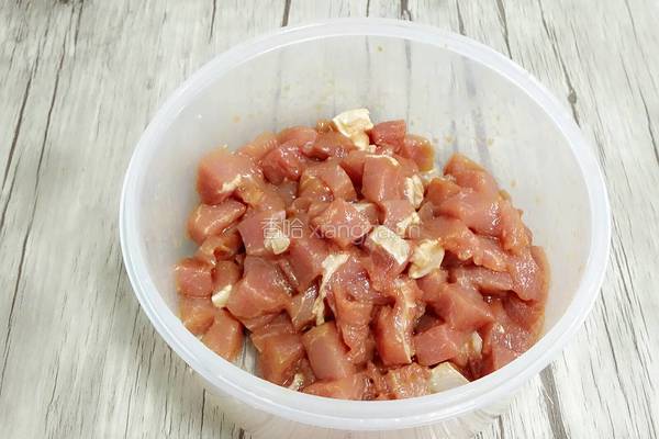 鲜豌豆猪肉粒的做法图解2