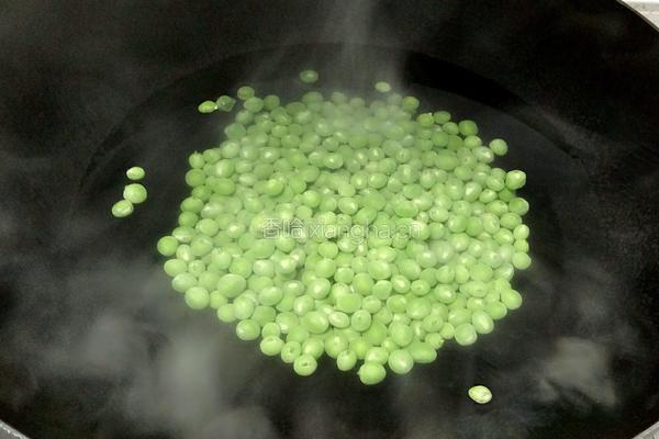 鲜豌豆猪肉粒的做法图解3