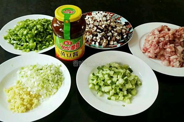 香菇肉酱杂酱面的做法图解1