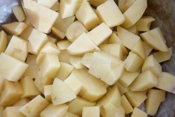 红烧肉顿土豆块的做法图解2