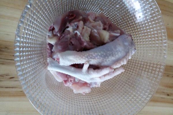 茶树菇闷鸡肉的做法图解1